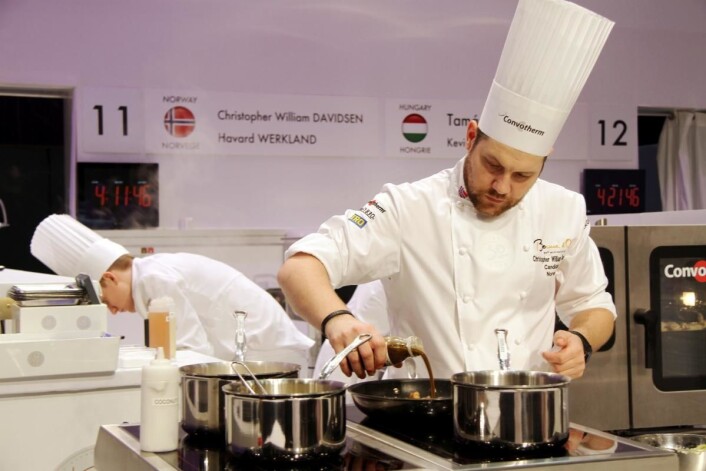 Christopher Davidsen i aksjon i Bocuse d'Or i Lyon. (Foto: Morten Holt) Christopher Davidsen i aksjon i Bocuse d'Or i Lyon. (Foto: Morten Holt)