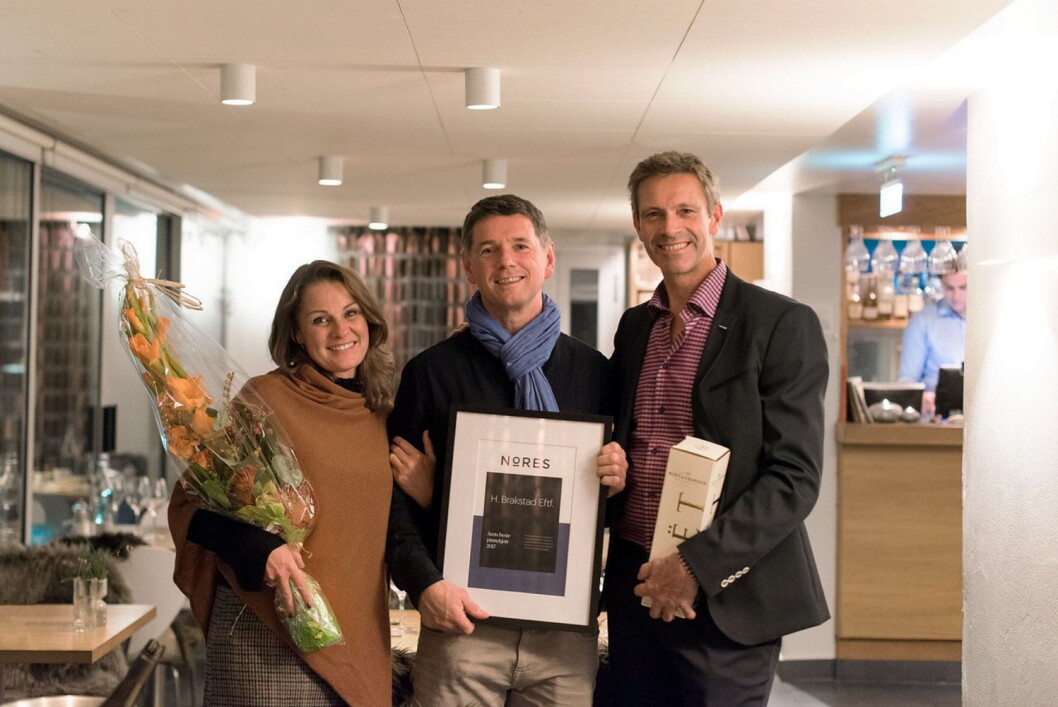 Raymond Mikkelsen fra De Bergenske (i midten) tok imot prisen på vegne av H. Brakstad. Her sammen med medlemsrådgiver i Nores, Cecilie F. Framholt, og innkjøpssjef i Nores Petter Ravik. (Foto: Nores) Raymond Mikkelsen fra De Bergenske (i midten) tok imot prisen på vegne av H. Brakstad. Her sammen med medlemsrådgiver i Nores, Cecilie F. Framholt, og innkjøpssjef i Nores Petter Ravik. (Foto: Nores)