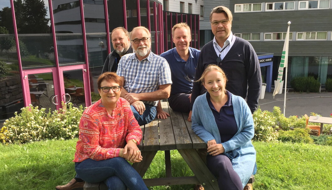 Klare for den 12. utgaven av Østlandske Storhusholdning. Bak fra venstre Frank Øvrevik Kjerland (Lærlingekompaniet Innlandet), Magne Nordseng (RNI AS), Konrad Sel (Utstillingsplassen Messer AS) og Geir Kjerstad (Asko). Foran Kari Olstad (Utstillingsplassen Messer as) og Evy Sunde (NHO Innlandet). (Foto: Østlandske Storhusholdning) Klare for den 12. utgaven av Østlandske Storhusholdning. Bak fra venstre Frank Øvrevik Kjerland (Lærlingekompaniet Innlandet), Magne Nordseng (RNI AS), Konrad Sel (Utstillingsplassen Messer AS) og Geir Kjerstad (Asko). Foran Kari Olstad (Utstillingsplassen Messer as) og Evy Sunde (NHO Innlandet). (Foto: Østlandske Storhusholdning)