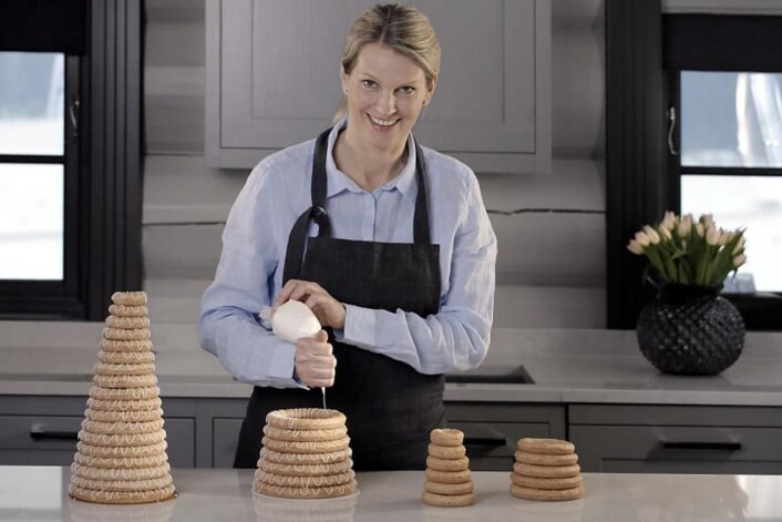 Kransekake er en av Kate Günther Ellefsens spesialiteter. (Foto: Trygve Indrelid/Grini Hjemmebakeri) Kransekake er en av Kate Günther Ellefsens spesialiteter. (Foto: Trygve Indrelid/Grini Hjemmebakeri)