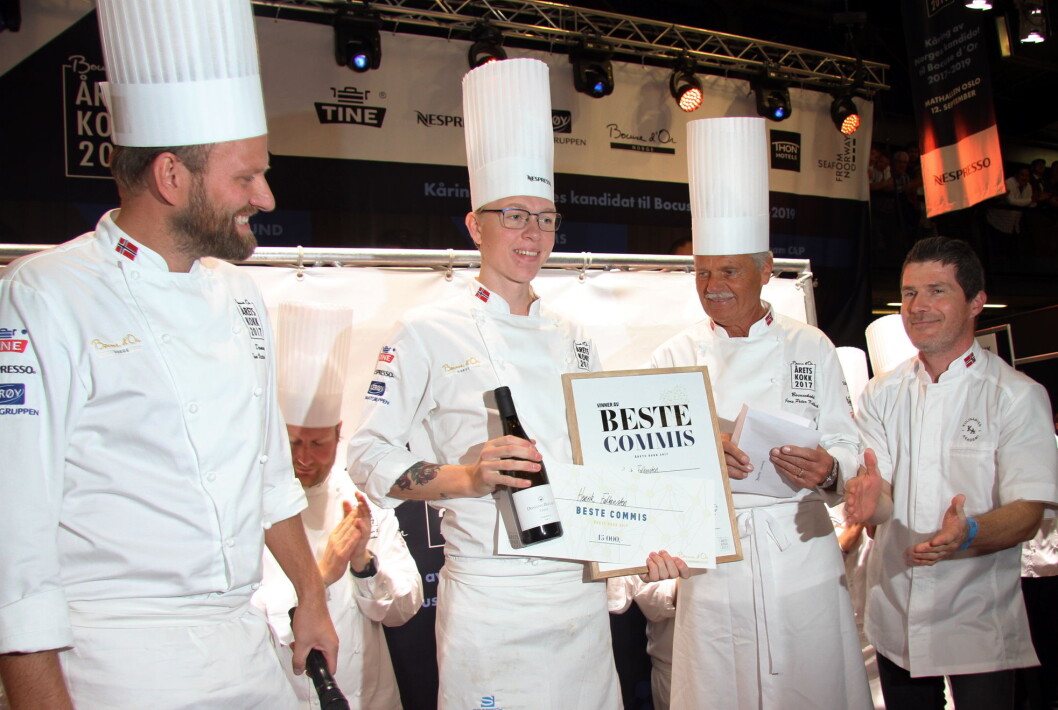 Commis-rollen åpnet øynene mine for en helt ny verden, sier sølvvinneren i Bocuse d'Or 2005, Tom Victor Gausdal. Her under kåringen av Årets commis til Henrik Falkensten under Årets kokk 2017. Ellers på bildet Jens Peter Kolbeck (nummer 2 i Bocuse d'Or i 1993 bak Bent Stiansen) og Jostein Medhus. (Foto: Morten Holt) Commis-rollen åpnet øynene mine for en helt ny verden, sier sølvvinneren i Bocuse d'Or 2005, Tom Victor Gausdal. Her under kåringen av Årets commis til Henrik Falkensten under Årets kokk 2017. Ellers på bildet Jens Peter Kolbeck (nummer 2 i Bocuse d'Or i 1993 bak Bent Stiansen) og Jostein Medhus. (Foto: Morten Holt)