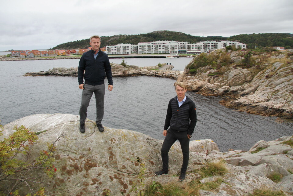 I den lille bukta nærmest bak skal Gaute (til venstre) og Stig Ubostad bygge Europas første og verdens største undervannsrestaurant. I bakgrunnen Lindesnes Havhotell. (Foto: Morten Holt)