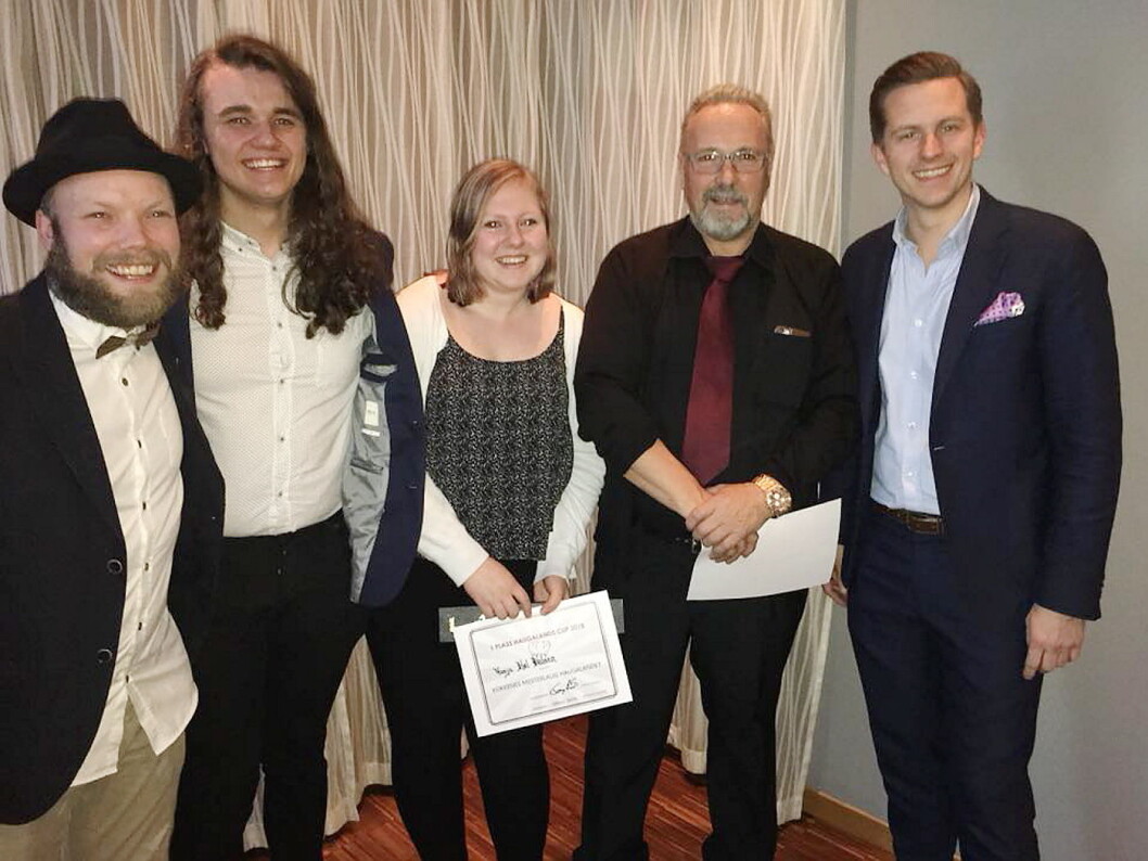 Olve Akselsen (nummer to fra venstre) og Vanja Kristine Høl Nilsen fra Scandic Maritim vant Haugalandcup. Til venstre lagleder Tore Stalsberg. (Foto: Scandic Maritim) Olve Akselsen (nummer to fra venstre) og Vanja Kristine Høl Nilsen fra Scandic Maritim vant Haugalandcup. Til venstre lagleder Tore Stalsberg. (Foto: Scandic Maritim)
