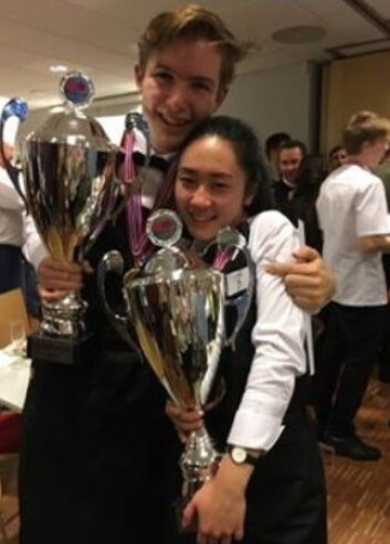 Jenny Nguyen fra Cru Vin og Kjøkken og Ole August Rosengren fra BA 53 vant gullet i servitørklassen. (Foto: Privat) Jenny Nguyen fra Cru Vin og Kjøkken og Ole August Rosengren fra BA 53 vant gullet i servitørklassen. (Foto: Privat)