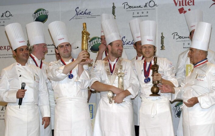 Tom Victor Gausdal (midten) tok sølv i Bocuse d'Or 2005, slått med ett knepent poeng av franske Serge Vieira (til venstre for Gausdal). Til høyre danske Rasmus Kofoed, som fikk bronse her i 2005. Siden tok han sølv i 2007, før han endelig fikk fulltrefferen i 2011. (Foto: Bocuse d'Or Norge/GL Events) Tom Victor Gausdal (midten) tok sølv i Bocuse d'Or 2005, slått med ett knepent poeng av franske Serge Vieira (til venstre for Gausdal). Til høyre danske Rasmus Kofoed, som fikk bronse her i 2005. Siden tok han sølv i 2007, før han endelig fikk fulltrefferen i 2011. (Foto: Bocuse d'Or Norge/GL Events)