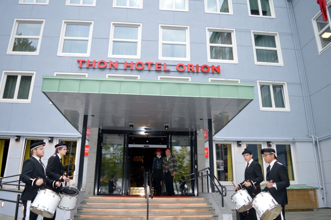 Designansvarlig i Olav Thon Gruppen, Sissel Berdal Haga, og konsernsjef i Olav Thon Gruppen, Olav Thon, i inngangspartiet under 60-årsfeiringen av Thon Hotel Orion i Bergen. (Foto: Thon Hotels) Designansvarlig i Olav Thon Gruppen, Sissel Berdal Haga, og konsernsjef i Olav Thon Gruppen, Olav Thon, i inngangspartiet under 60-årsfeiringen av Thon Hotel Orion i Bergen. (Foto: Thon Hotels)