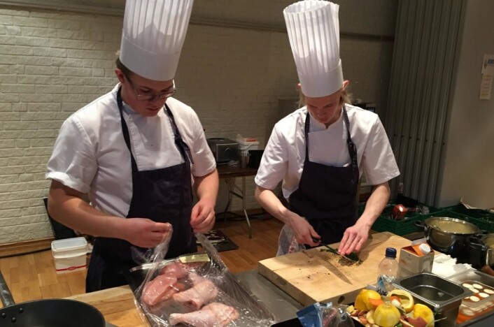 Jan Marius Nygård Hagen og Gjermund Solberg fra restaurant Forstmann i Elverum i aksjon i lærlingkonkurransen på Østlandske Storhusholdning. (Foto: Rolf Goplen) Jan Marius Nygård Hagen og Gjermund Solberg fra restaurant Forstmann i Elverum i aksjon i lærlingkonkurransen på Østlandske Storhusholdning. (Foto: Rolf Goplen)