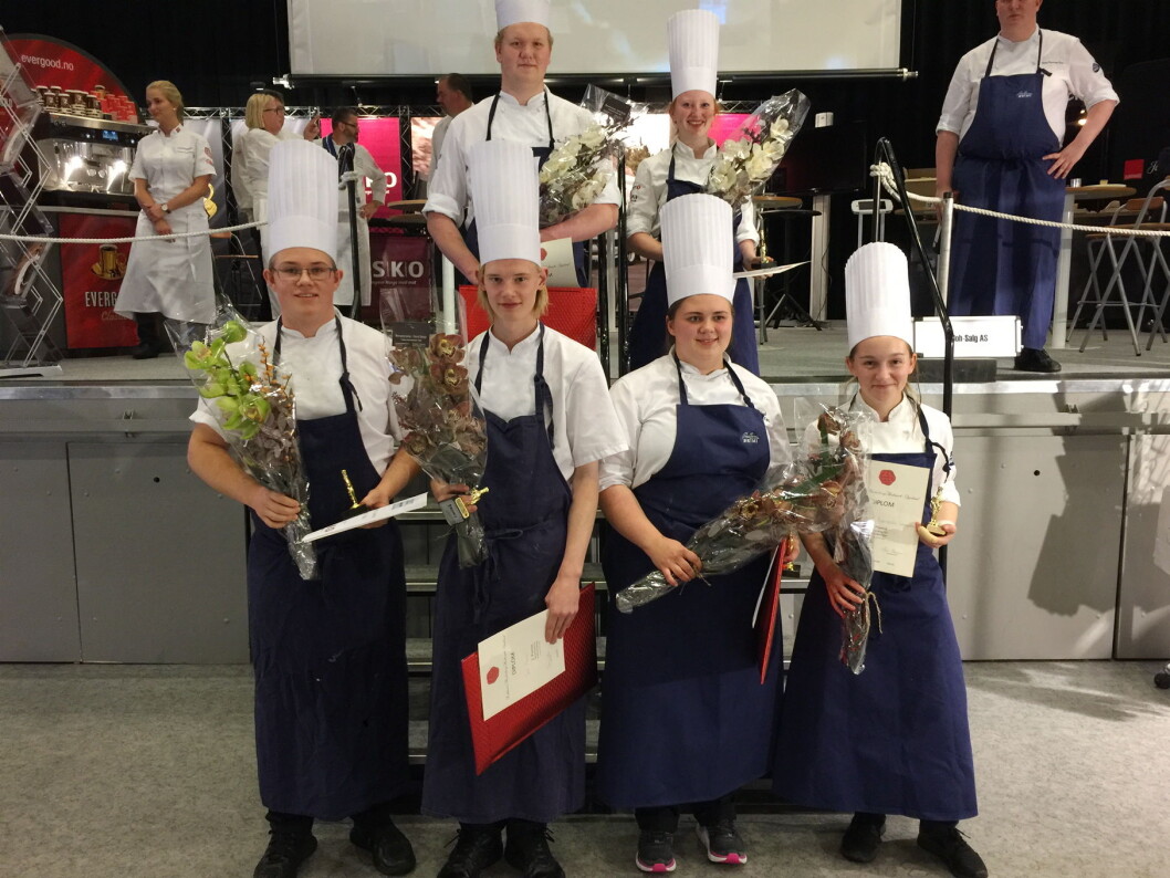 De tre beste lagene samlet etter konkurransen. Vinnerne, Oskar Devik Olsen (Bessheim) og Camilla Brendjord Hetland (Vianvang), bak. (Foto: Østlandske Storhusholdning) De tre beste lagene samlet etter konkurransen. Vinnerne, Oskar Devik Olsen (Bessheim) og Camilla Brendjord Hetland (Vianvang), bak. (Foto: Østlandske Storhusholdning)