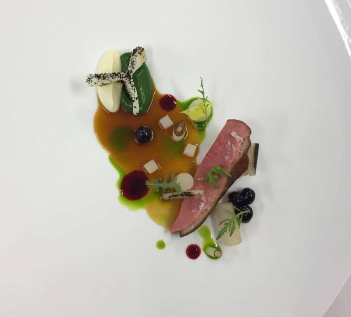 Thomasz Rochons rett i den regionale finalen av S. Pellegrino Young Chef. ((Foto: S. Pellegrino Young Chef) Thomasz Rochons rett i den regionale finalen av S. Pellegrino Young Chef. ((Foto: S. Pellegrino Young Chef)
