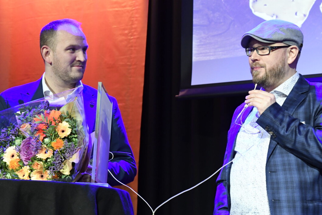 Inge Johnsen (til høyre) fikk prisen overrakt av landbruks- og matminister Jon Georg Dale. (Foto Maren N. Larsen, Matmerk) Inge Johnsen (til høyre) fikk prisen overrakt av landbruks- og matminister Jon Georg Dale. (Foto Maren N. Larsen, Matmerk)