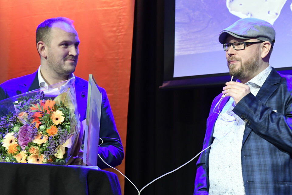 Inge Johnsen (til høyre) fikk prisen overrakt av landbruks- og matminister Jon Georg Dale. (Foto Maren N. Larsen, Matmerk)