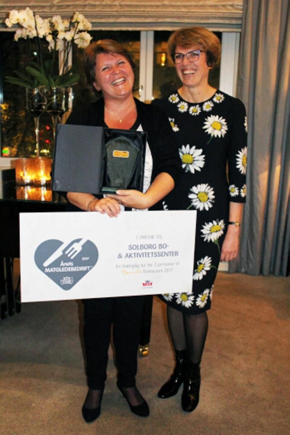 Stolt og glad vinner, Hege Nygaard fra Solborg Bo- og aktivitetssenyer, sammen med Tines konsernsjef Hanne Refsholt. (Foto: Brita Unnerud)