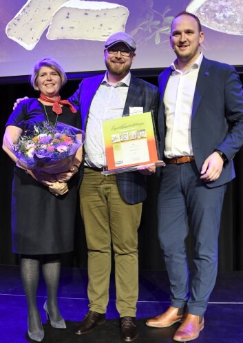 Inge Johnsen (midten) fikk prisen overrakt av landbruks- og matminister Jon Georg Dale. Til venstre: Administrerende direktør i Matmerk Nina Sundqvist. (Foto Maren N. Larsen, Matmerk) Inge Johnsen (midten) fikk prisen overrakt av landbruks- og matminister Jon Georg Dale. Til venstre: Administrerende direktør i Matmerk Nina Sundqvist. (Foto Maren N. Larsen, Matmerk)
