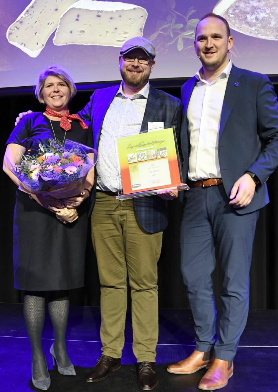 Inge Johnsen (midten) fikk prisen overrakt av landbruks- og matminister Jon Georg Dale. Til venstre: Administrerende direktør i Matmerk Nina Sundqvist. (Foto Maren N. Larsen, Matmerk)