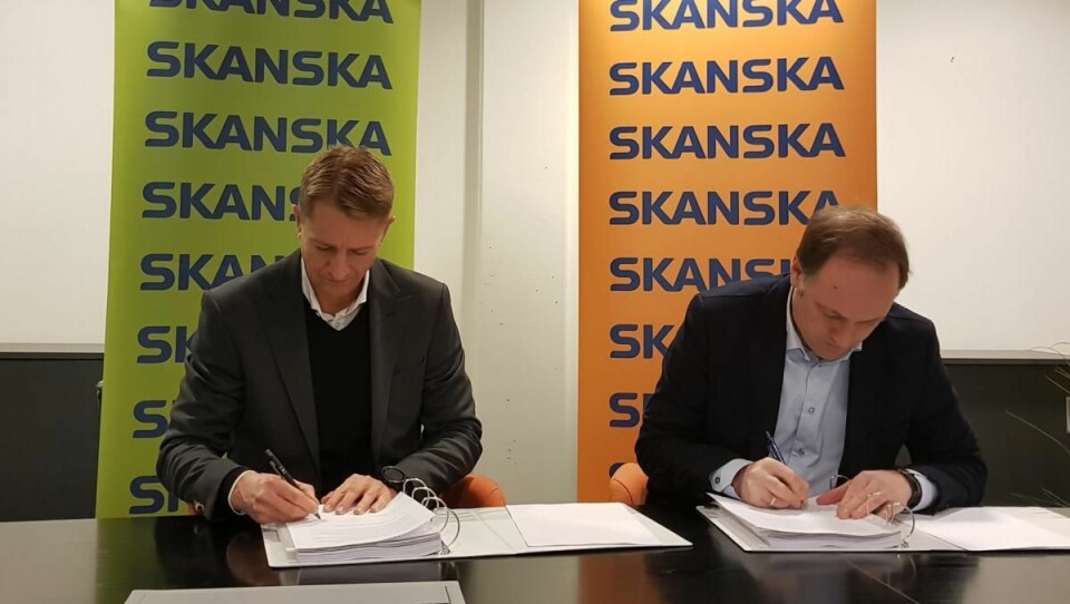 Sven Kruse-Jensen (prosjektsjef Bane NOR Eiendom) og Tor Arne Midtskogen (regiondirektør Skanska Bygg Oslo Næring) signerer kontrakten. (Foto: Skanska)