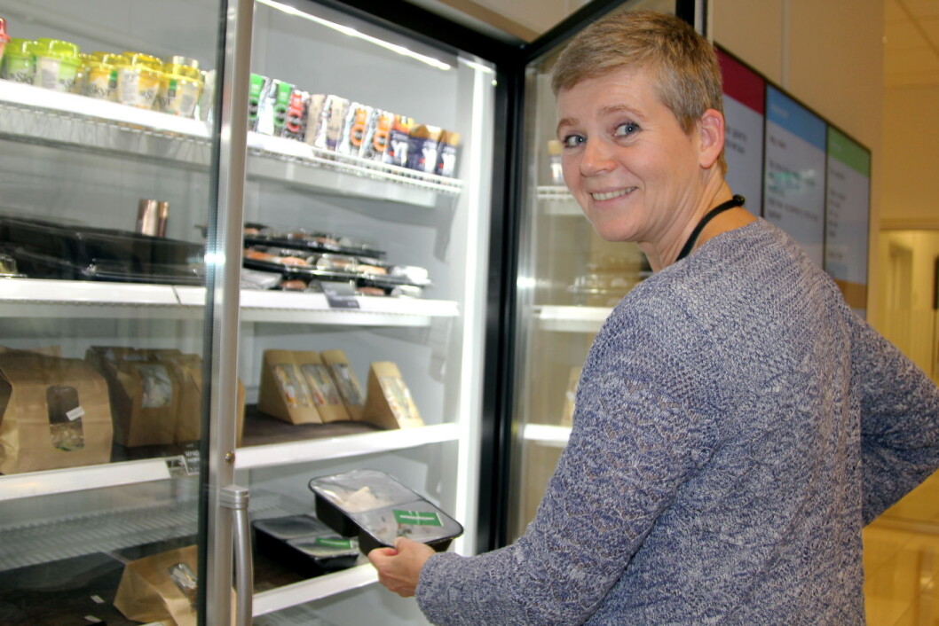 Beate Voetmann i DNB tar gjerne med seg overskuddsmat hjem til familiemiddagen. (Foto: Sodexo) Beate Voetmann i DNB tar gjerne med seg overskuddsmat hjem til familiemiddagen. (Foto: Sodexo)