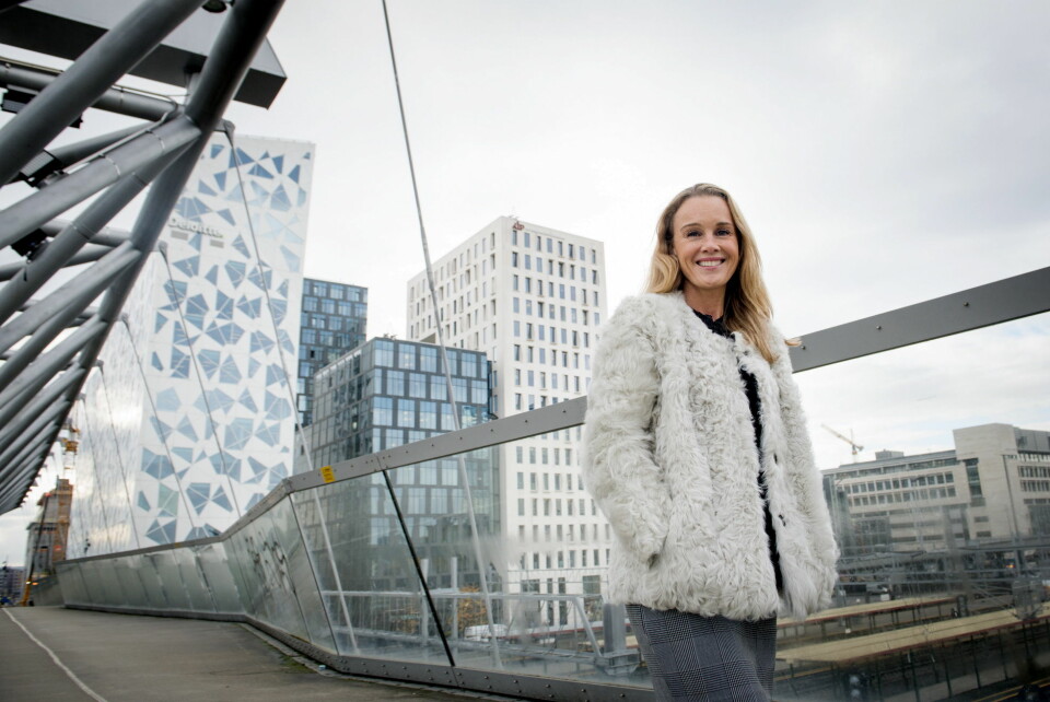Maria Louise Rognerud, direktør Bygulv i Oslo S Utvikling, foran Barcode. (Foto: Katrine Lunke)