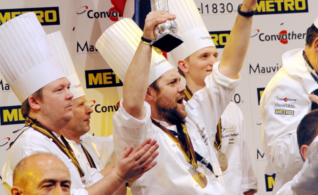 Det norske teamet jubler etter sølvet i Bocuse d'Or 2017. Fra venstre Gunnar Hvarnes, Lars Erik Underthun, Christopher W. Davidsen og Håvard Werkland. (Foto: Morten Holt) Det norske teamet jubler etter sølvet i Bocuse d'Or 2017. Fra venstre Gunnar Hvarnes, Lars Erik Underthun, Christopher W. Davidsen og Håvard Werkland. (Foto: Morten Holt)