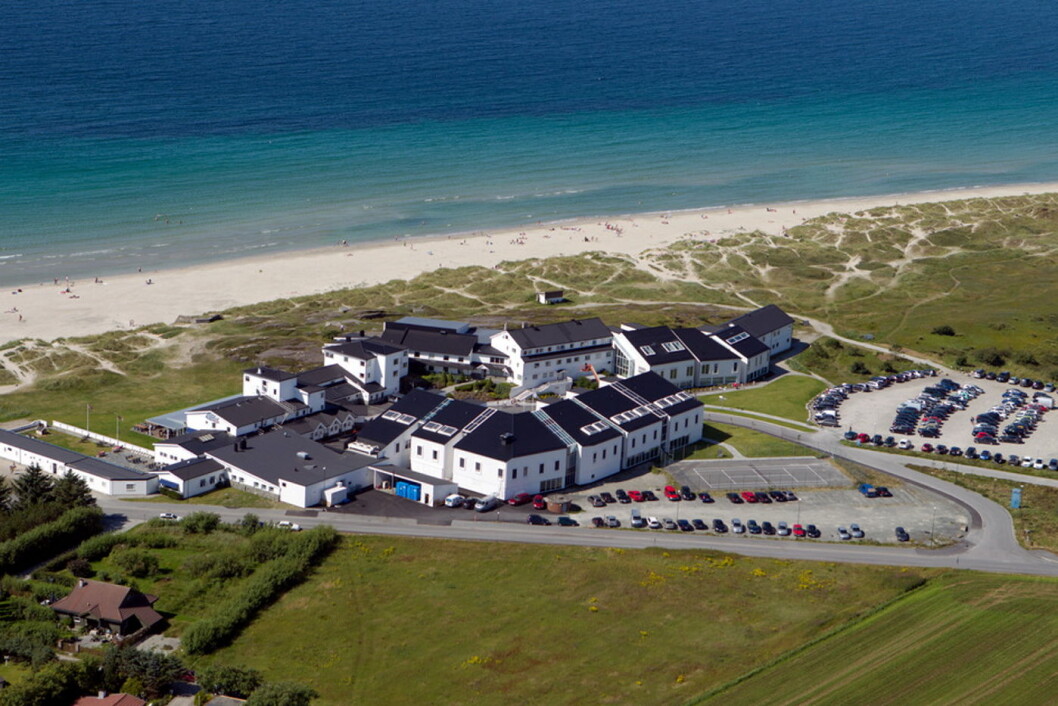 Sola Strand Hotel deler ut stipend til studenter i hotell- og restaurantfag. Fristen for å søke er 1. desember. (Foto: Sola Strand Hotel/De Historiske) Sola Strand Hotel deler ut stipend til studenter i hotell- og restaurantfag. Fristen for å søke er 1. desember. (Foto: Sola Strand Hotel/De Historiske)