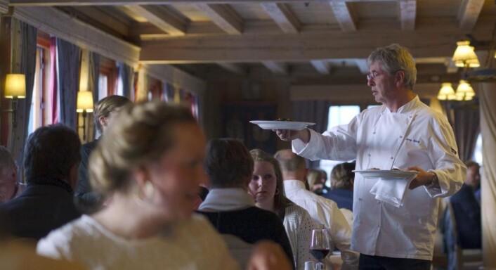 Arne Brimi serverer igjen. (Foto Alexander Benjaminsen) Arne Brimi serverer igjen. (Foto Alexander Benjaminsen)