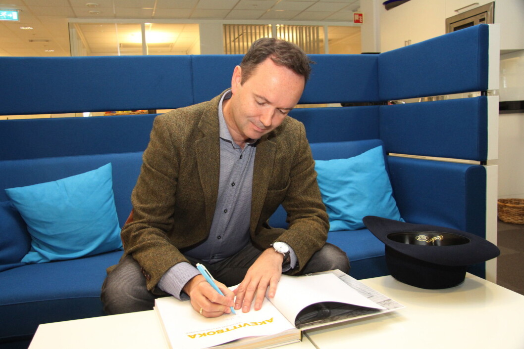 Arnt R. Steffensen signerer nok en akevittbok. (Foto: Morten Holt) Arnt R. Steffensen signerer nok en akevittbok. (Foto: Morten Holt)