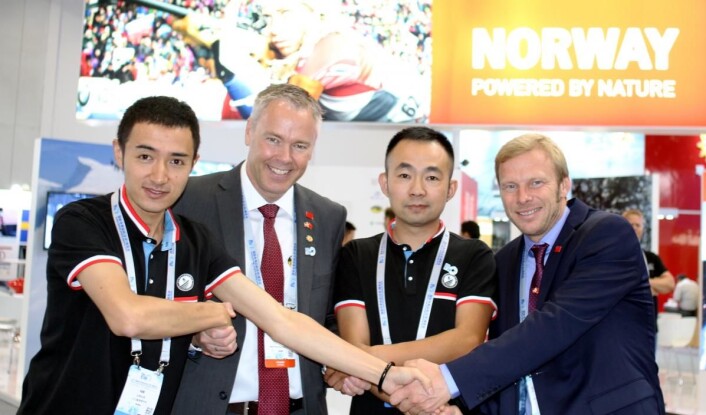 Atle Hovi (nummer to fra venstre) og Tor Håvard Kolbu på World Winter Sport Expo i Beijing. (Foto: DestinasjonsKirurgene) Atle Hovi (nummer to fra venstre) og Tor Håvard Kolbu på World Winter Sport Expo i Beijing. (Foto: DestinasjonsKirurgene)