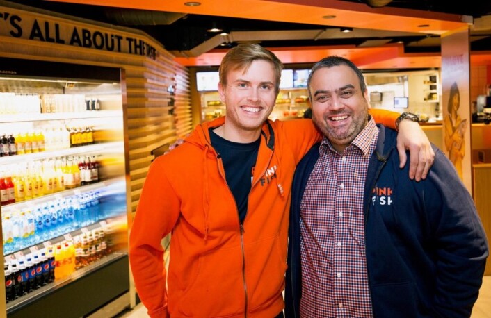 Geir Skeie (til venstre) og Ronny Gjøse står sammen med Svein Sandvik bak Pink Fish. (Foto: Andre Birk) Geir Skeie (til venstre) og Ronny Gjøse står sammen med Svein Sandvik bak Pink Fish. (Foto: Andre Birk)