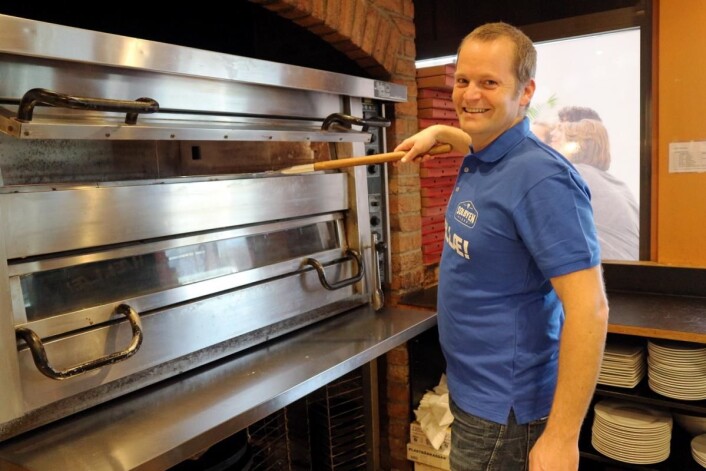 Kristian Simonsen serverer «ekte» Østfold-pizza. (Foto: Heidi Fjelland) Kristian Simonsen serverer «ekte» Østfold-pizza. (Foto: Heidi Fjelland)