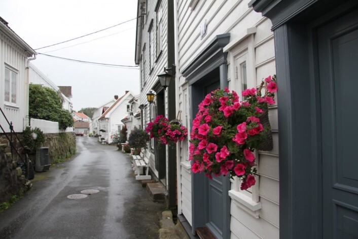 Sogndalstrand Kulturhotell disponerer rom i 11 bygninger langs gata i Sogndalstrand. (Foto: Morten Holt) Sogndalstrand Kulturhotell disponerer rom i 11 bygninger langs gata i Sogndalstrand. (Foto: Morten Holt)