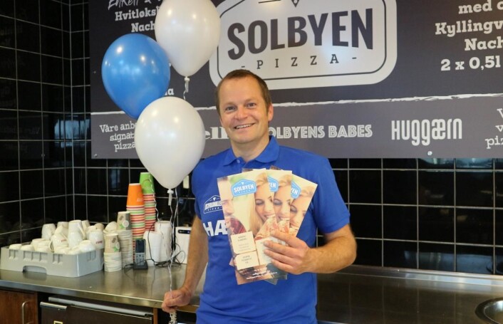 – Den ene pizzaen, Solbybabes, er en hyllest til mine ansatte, sier Kristian Simonsen. (Foto: Heidi Fjelland) – Den ene pizzaen, Solbybabes, er en hyllest til mine ansatte, sier Kristian Simonsen. (Foto: Heidi Fjelland)