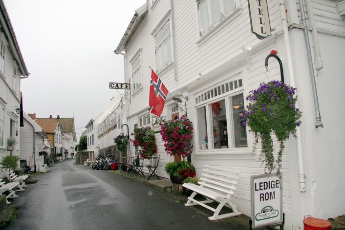 Hovedgaten i Sogndalstrand. (Foto: Morten Holt) Hovedgaten i Sogndalstrand. (Foto: Morten Holt)