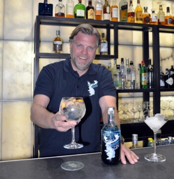Hans Chr. Riege er Det Norske Brenneris mann i Spania. Dette bildet er tatt i baren på Hotel Urban i Madrid. Det Norske Brenneris importør i Spania det kan selges mellom 30 000 og 50 000 flasker i det spanske i løpet av to-tre år. (Foto: Det Norske Brenneri) Hans Chr. Riege er Det Norske Brenneris mann i Spania. Dette bildet er tatt i baren på Hotel Urban i Madrid. Det Norske Brenneris importør i Spania det kan selges mellom 30 000 og 50 000 flasker i det spanske i løpet av to-tre år. (Foto: Det Norske Brenneri)