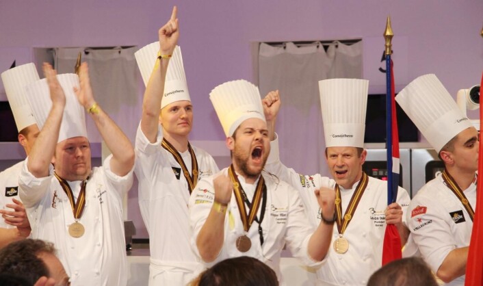 Christopher Davidsen jubler etter at det ble sølv i Bocuse d'Or 2017. Ellers på bildet; fra venstre coach Gunnar Hvarnes, commis Håvard Werkland og til høyre forrige president i Bocuse d'Or Norge, Lars Erik Underthun. (Foto: Morten Holt) Christopher Davidsen jubler etter at det ble sølv i Bocuse d'Or 2017. Ellers på bildet; fra venstre coach Gunnar Hvarnes, commis Håvard Werkland og til høyre forrige president i Bocuse d'Or Norge, Lars Erik Underthun. (Foto: Morten Holt)