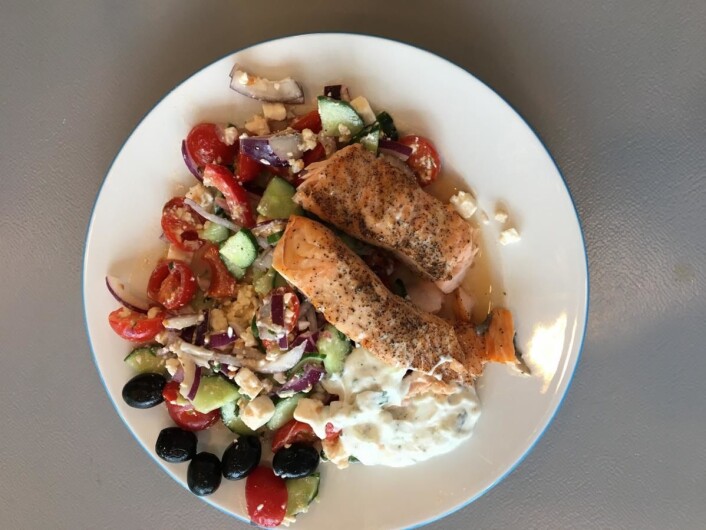 Laks servert med gresk salat, som blant annet inneholder cherrytomater. (Foto: Nofima) Laks servert med gresk salat, som blant annet inneholder cherrytomater. (Foto: Nofima)
