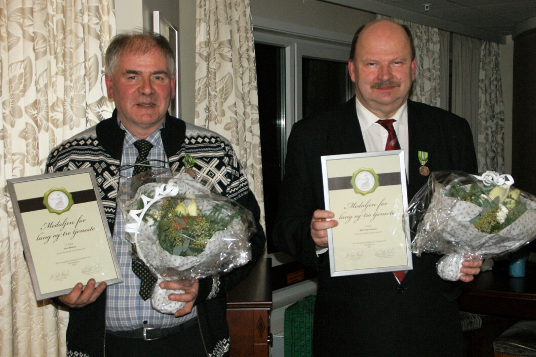 To ansatte på Hotel Ullensvang er hedret med Norges Vel-medaljen for lang og tro tjeneste; Geir Midtun (til venstre), Kjell Inge Gussiås. (Foto: Hotel Ullensvang) To ansatte på Hotel Ullensvang er hedret med Norges Vel-medaljen for lang og tro tjeneste; Geir Midtun (til venstre), Kjell Inge Gussiås. (Foto: Hotel Ullensvang)