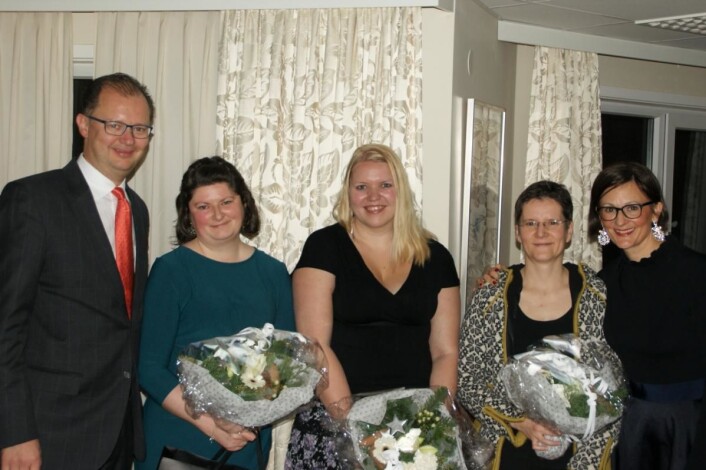 Femte generasjon vertskap på Hotel Ullensvang, Hans E. Utne (til venstre) og Barbara Zanoni Utne (til høyre) sammen med de tre som har tatt fagbrev, Christine Fawcett, Astrid Krogstad og Anke Kern. (Foto: Hotel Ullensvang) Femte generasjon vertskap på Hotel Ullensvang, Hans E. Utne (til venstre) og Barbara Zanoni Utne (til høyre) sammen med de tre som har tatt fagbrev, Christine Fawcett, Astrid Krogstad og Anke Kern. (Foto: Hotel Ullensvang)