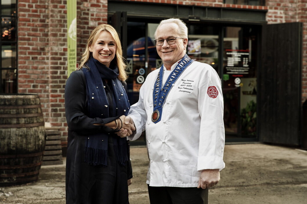 Jonna Ragnhildstveit i Unilever Food Solutions og president i NKL, Helge Johansen. (Foto: NKL) Jonna Ragnhildstveit i Unilever Food Solutions og president i NKL, Helge Johansen. (Foto: NKL)