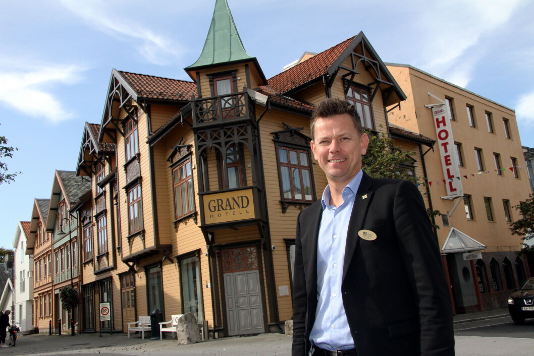 Hotelldirektør Geir Sølve Hebnes Sleveland foran Grand Hotell Egersund. (Foto: Morten Holt) Hotelldirektør Geir Sølve Hebnes Sleveland foran Grand Hotell Egersund. (Foto: Morten Holt)