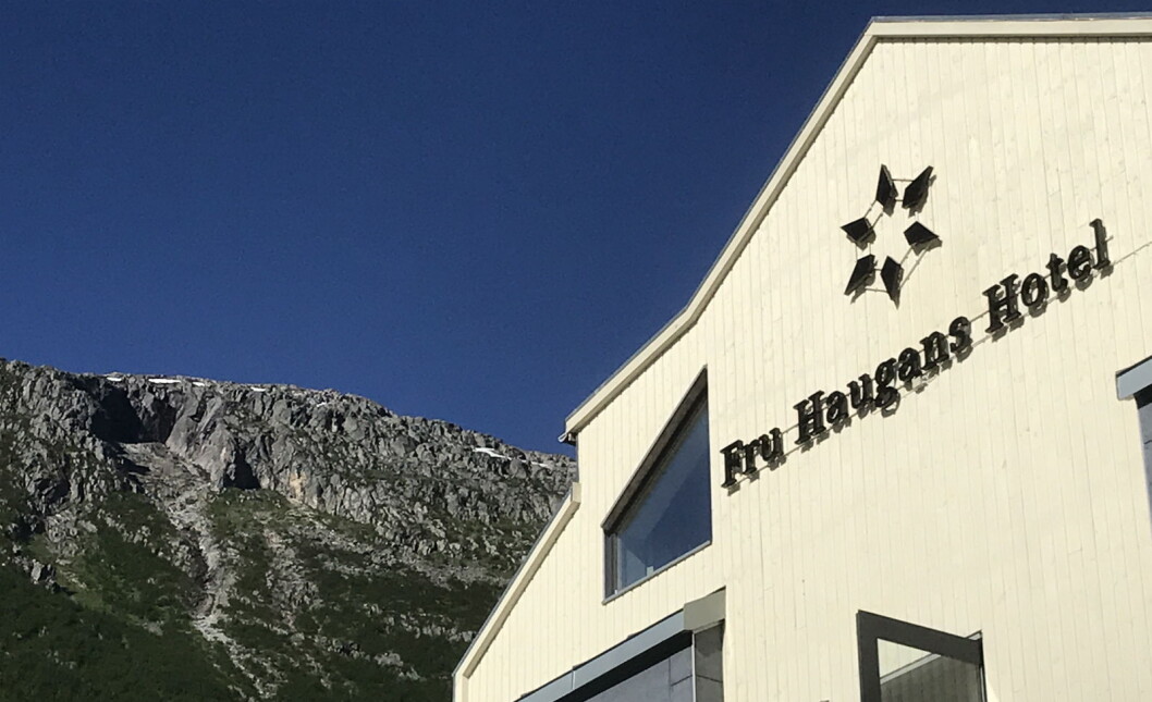 Zipline-banen skal gå fra Øyfjellet (bak i bildet) ned til hotellhagen på Fru Haugans Hotel i Mosjøen. (Foto: Morten Holt) Zipline-banen skal gå fra Øyfjellet (bak i bildet) ned til hotellhagen på Fru Haugans Hotel i Mosjøen. (Foto: Morten Holt)