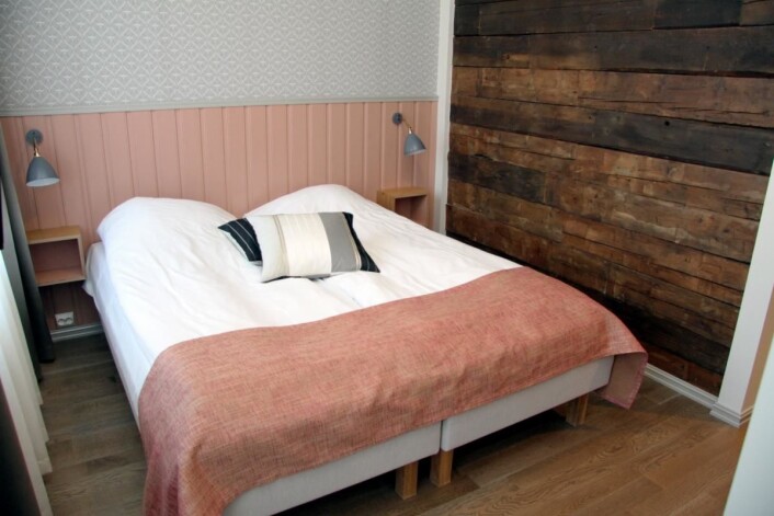 Fra ett av rommene på Grand Hotell Egersund. Legg merke til tømmerveggen. (Foto: Morten Holt) Fra ett av rommene på Grand Hotell Egersund. Legg merke til tømmerveggen. (Foto: Morten Holt)