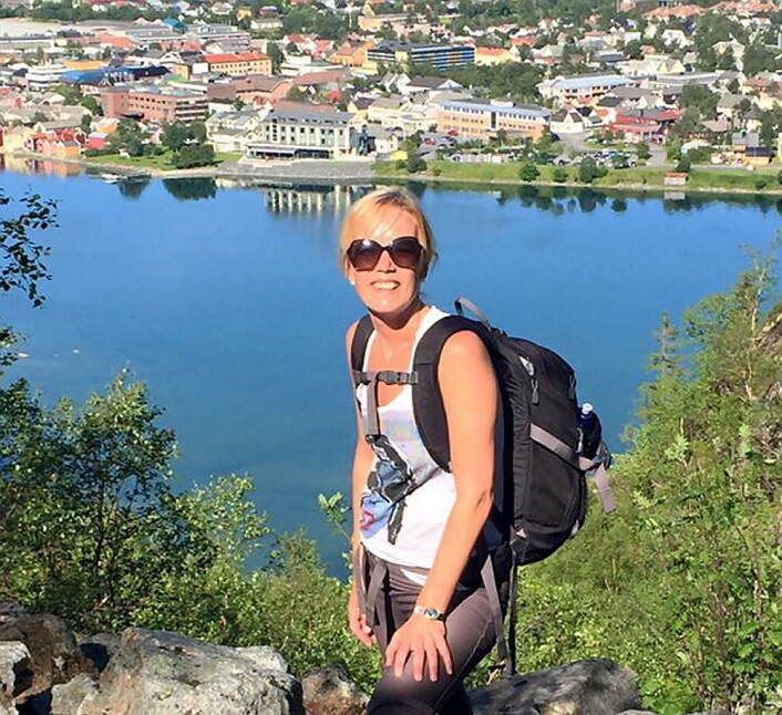 Hotelldirektør Ellen Løvold oppe i Øyfjellet med Fru Haugans Hotel i bakgrunnen. (Foto: Fru Haugans Hotel) Hotelldirektør Ellen Løvold oppe i Øyfjellet med Fru Haugans Hotel i bakgrunnen. (Foto: Fru Haugans Hotel)