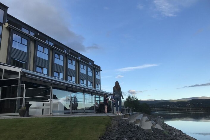 Fru Haugans Hotel ligger like ved Vefsna, og her er også den siste restauranten på hotellet etablert, Hjørnet bar & uteservering. (Foto: Morten Holt) Fru Haugans Hotel ligger like ved Vefsna, og her er også den siste restauranten på hotellet etablert, Hjørnet bar & uteservering. (Foto: Morten Holt)