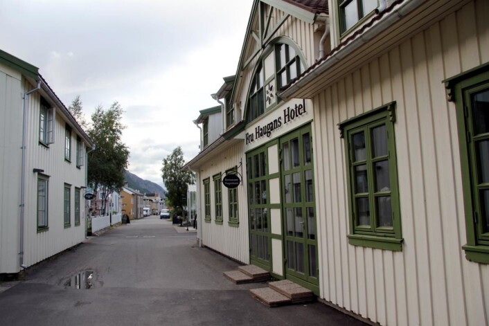Fru Haugans Hotel ligger i sørenden av den velkjente Sjøgaten i Mosjøen. (Foto: Morten Holt) Fru Haugans Hotel ligger i sørenden av den velkjente Sjøgaten i Mosjøen. (Foto: Morten Holt)