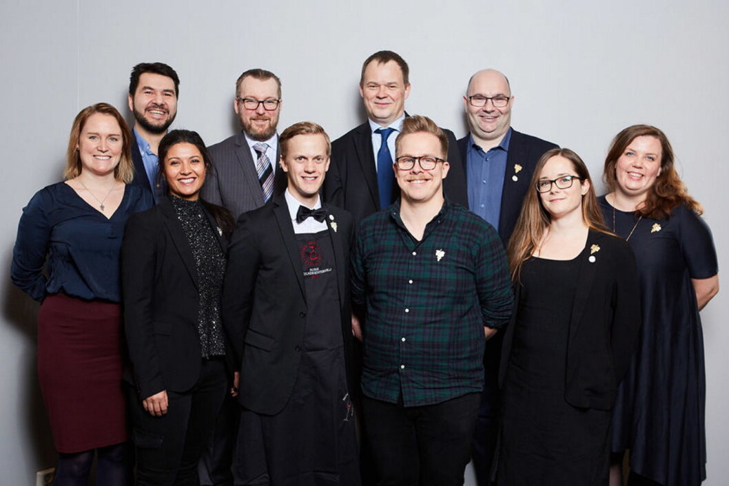 Styret i Norsk Vinkelnerforening, som arrangerer den nye kåringen sammen med Kapital: Bakerst fra venstre Rossen Hristov, Emil Heimdal, Heini Petersen (president) og Svein Lindin. Foran fra venstre Heidi Iren Hansen, Liora Levi (visepresident), Henrik Dahl Jahnsen, Tore K. Lie, Trine Wiik-Lehmann og Emelie Lindwall. (Foto: Marius Viken) Styret i Norsk Vinkelnerforening, som arrangerer den nye kåringen sammen med Kapital: Bakerst fra venstre Rossen Hristov, Emil Heimdal, Heini Petersen (president) og Svein Lindin. Foran fra venstre Heidi Iren Hansen, Liora Levi (visepresident), Henrik Dahl Jahnsen, Tore K. Lie, Trine Wiik-Lehmann og Emelie Lindwall. (Foto: Marius Viken)
