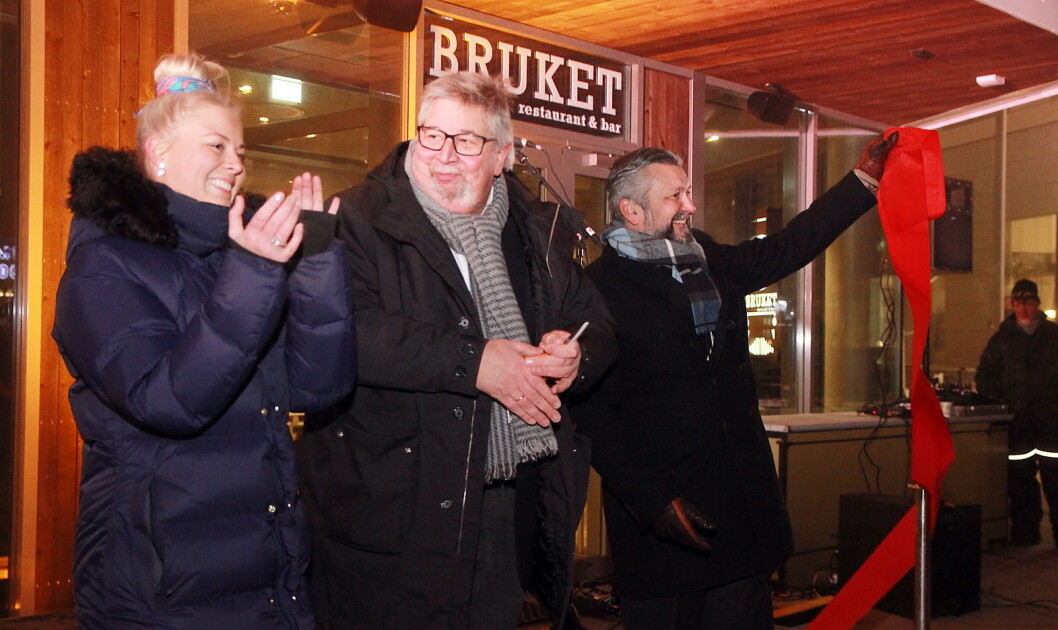 Skedsmo-ordfører Ole Jacob Flæten klippet snora under åpningen. Til venstre hotelldirektør Jannicke H. Lorentzen og til høyre Scandic-sjef i Norge, Svein Arild Steen-Mevold. (Foto: Marianne Wennesland, Scandic Hotels) Skedsmo-ordfører Ole Jacob Flæten klippet snora under åpningen. Til venstre hotelldirektør Jannicke H. Lorentzen og til høyre Scandic-sjef i Norge, Svein Arild Steen-Mevold. (Foto: Marianne Wennesland, Scandic Hotels)