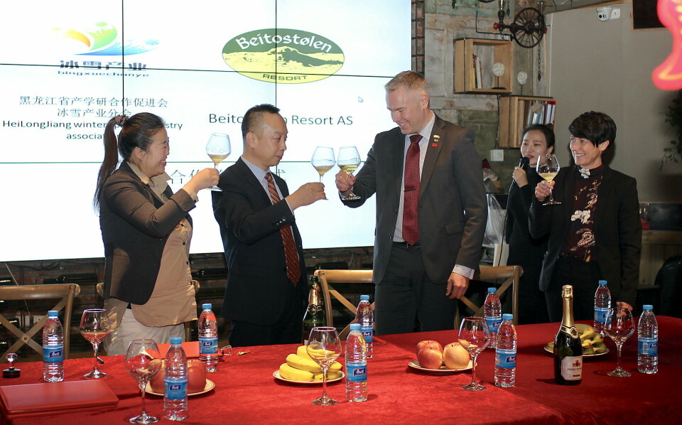Kineserne har alltid høytidelige signerings-seremonier, og her skåler det i champagne etter at Atle Hovi har signert den historiske avtalen i Harbin i Kina, søndag kveld. Til høyre ser vi opplands fylkesvaraordfører Aud Hove. (Foto: DestinasjonsKirurgene)
