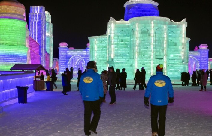 Is-skulptur-parken i Harbin er gigantisk, og det er også alle bygninger, installasjoner og kunstverk, som alle er i is. (Foto: DestinasjonsKirurgene) Is-skulptur-parken i Harbin er gigantisk, og det er også alle bygninger, installasjoner og kunstverk, som alle er i is. (Foto: DestinasjonsKirurgene)