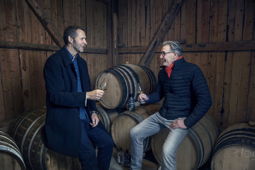 Gründer bak Kimerud destilleri, Ståle Johnsen (til venstre), sammen med administrerende direktør i Altia, Frode Hellmann. (Foto: Kimerud/Altia) Gründer bak Kimerud destilleri, Ståle Johnsen (til venstre), sammen med administrerende direktør i Altia, Frode Hellmann. (Foto: Kimerud/Altia)