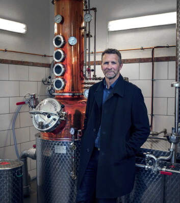Ståle Johnsen har investert i et stort destillasjonsapparat i kobber. (Foto: Kimerud/Altia) Ståle Johnsen har investert i et stort destillasjonsapparat i kobber. (Foto: Kimerud/Altia)