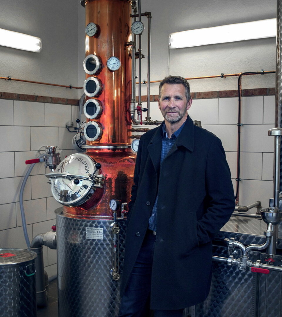 Ståle Johnsen har investert i et stort destillasjonsapparat i kobber. (Foto: Kimerud/Altia)